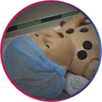 Diseñado para el adiestramiento en la realización de maniobras de reanimación neonatal mediante escenarios clínicos.