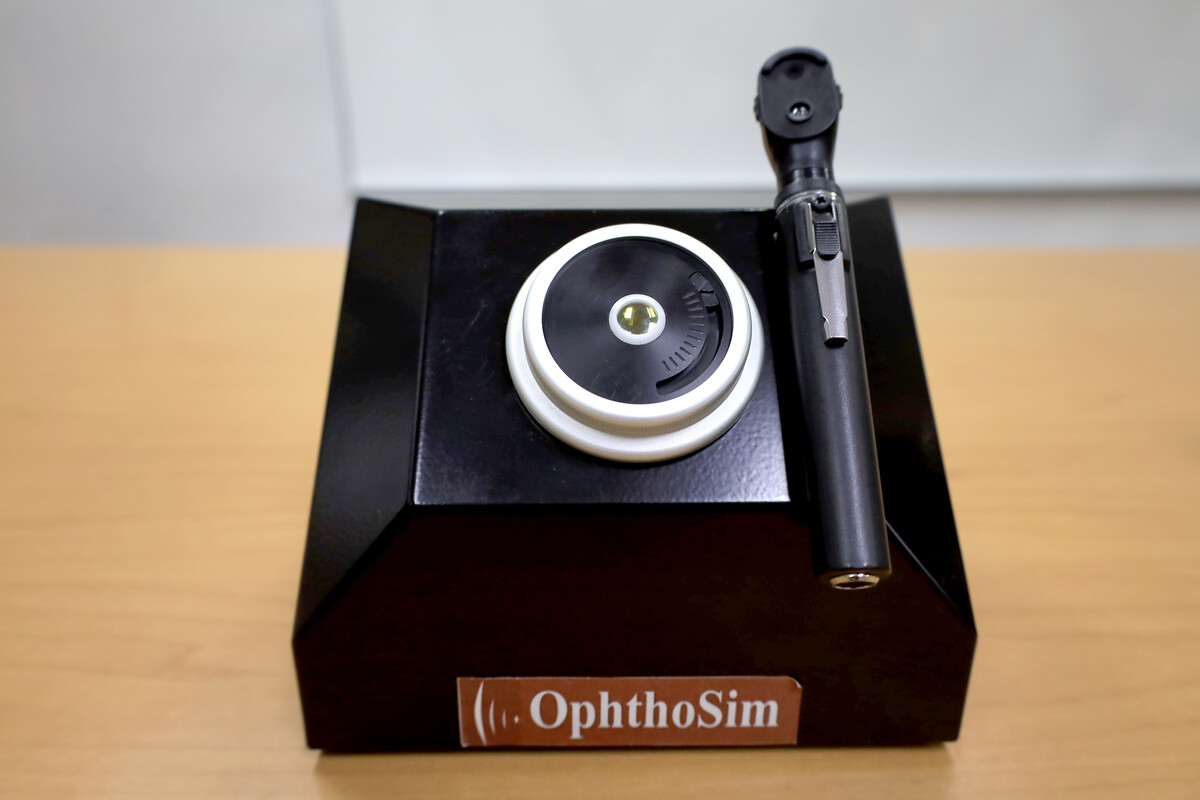 Modelo interactivo de exploración oftalmológica para el adiestramiento en la exploración del fondo de ojo y detección de diferentes padecimientos oftalmológicos, retinianos y de las diferentes estructuras del sistema óptico.
