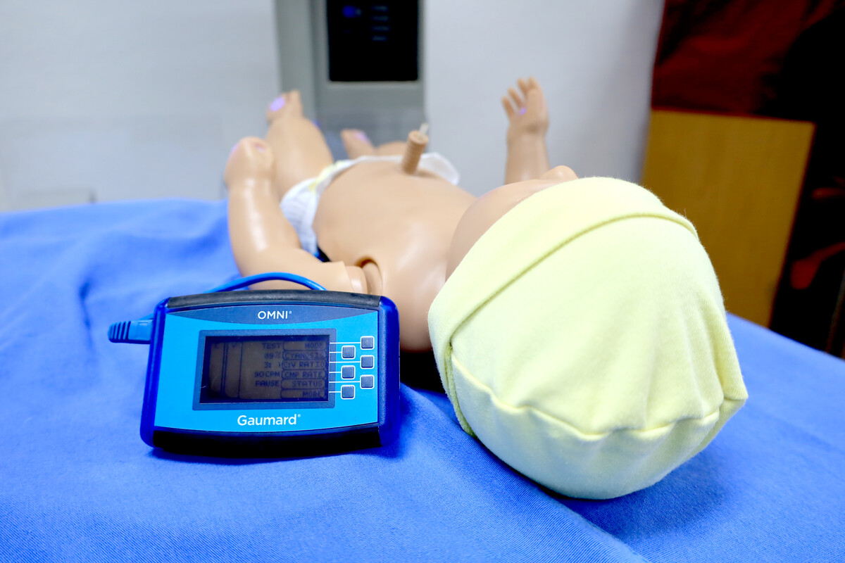 Diseñado para el adiestramiento en la realización de maniobras de reanimación neonatal mediante escenarios clínicos.